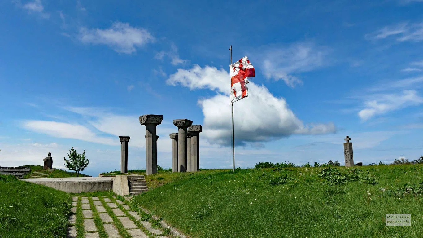 Флаг Грузии развевается у Дидгорского монумента