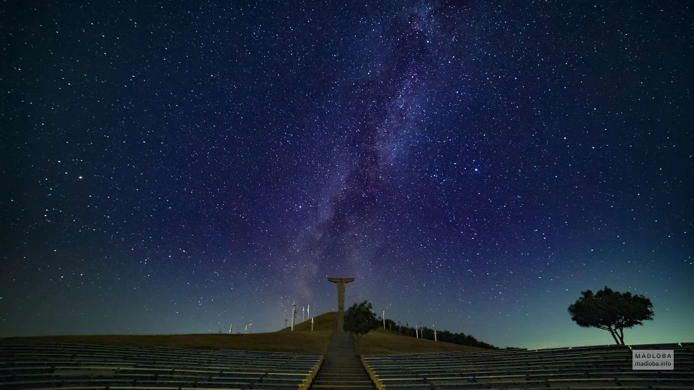 Невероятной красоты звездное небо над Дидгорским монументом