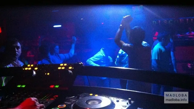Диджейский пульт в Discorium Night Club