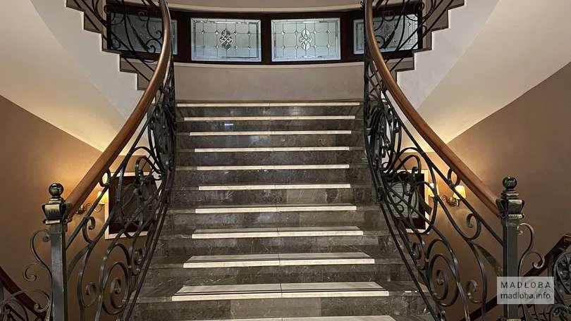 Лестница в отеле Divan Suites Batumi