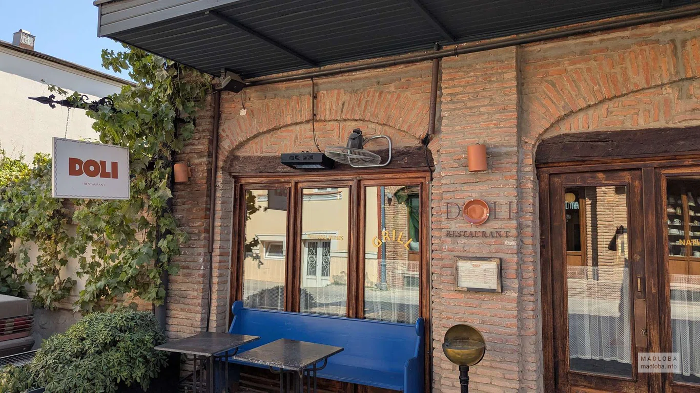 Вход в ресторан Doli в Телави