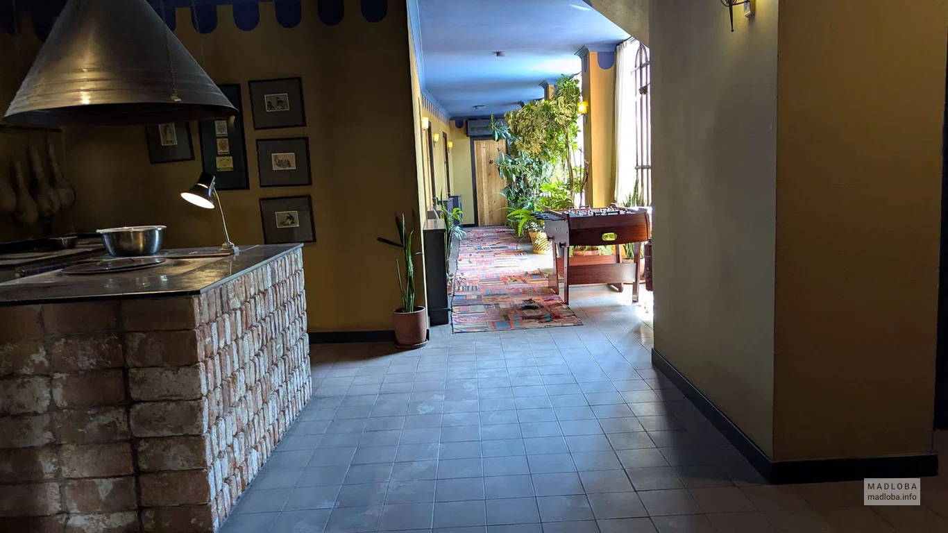 Интерьер ресторана Doli — зал с грузинским колоритом и кирпичной печью