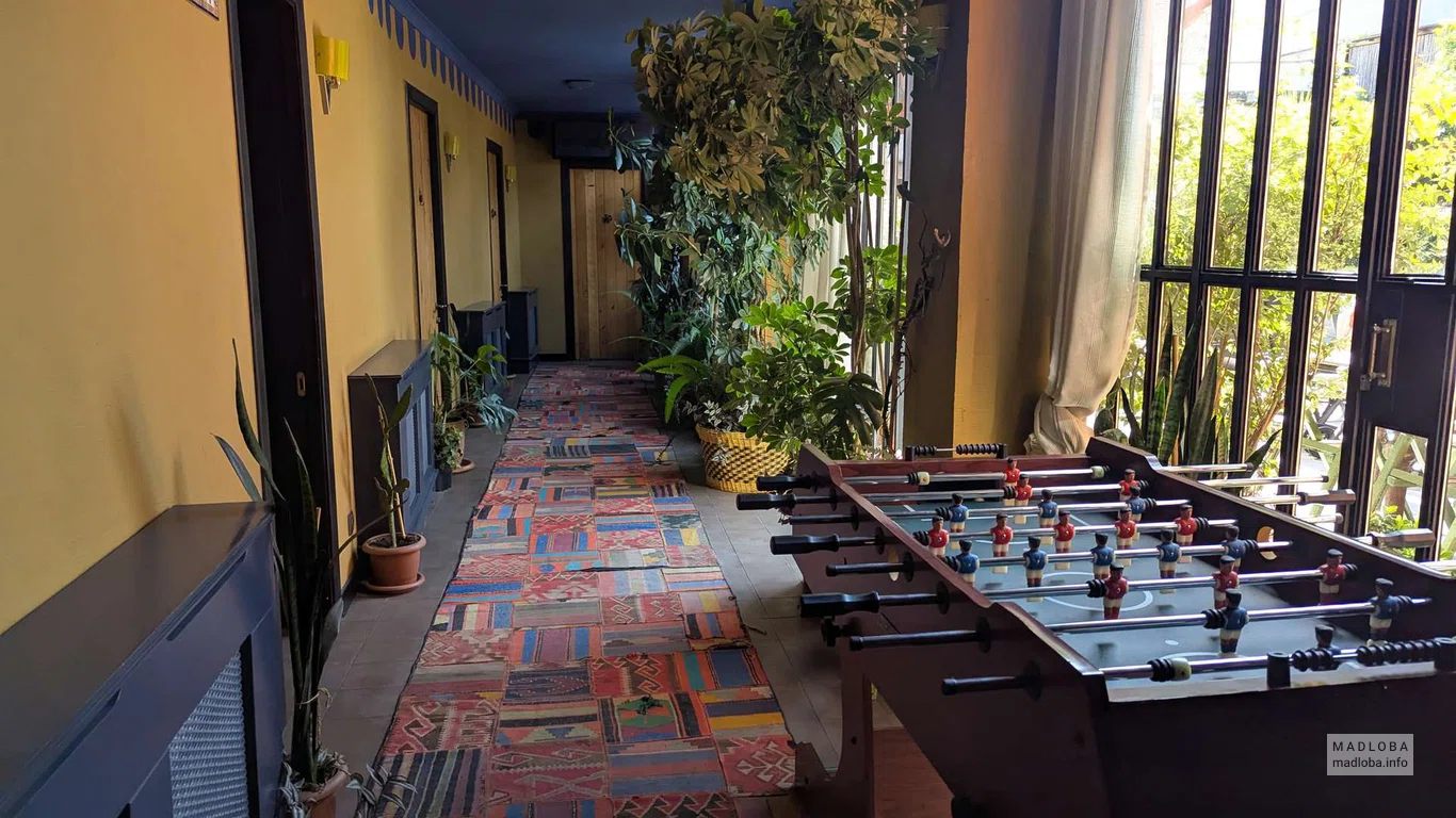 Коридор ресторана Doli — этнический декор и настольный футбол