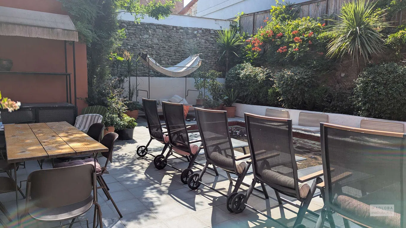 Зелёный дворик ресторана Doli