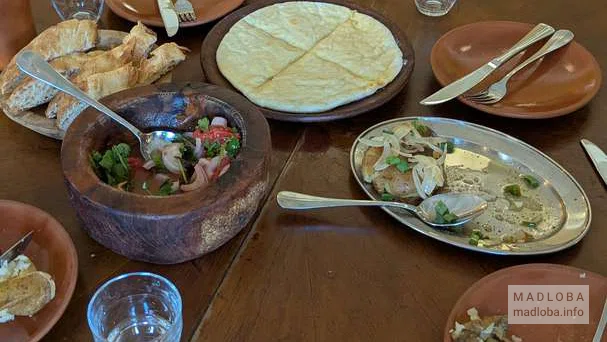 Грузинская трапеза в ресторане Doli