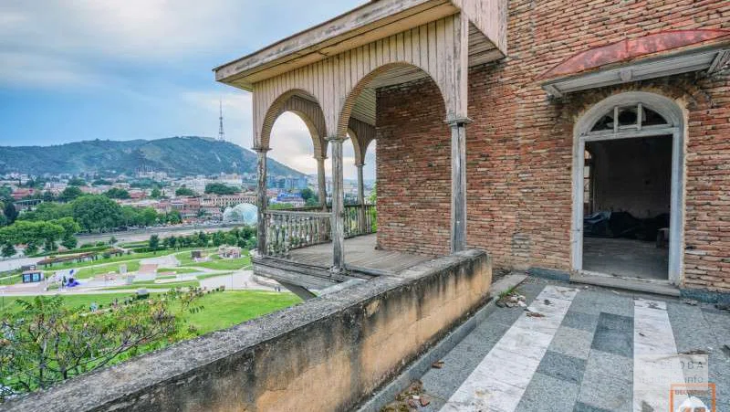 Дом с балконами над Рике — заброшка с лучшим видом в столице Грузии