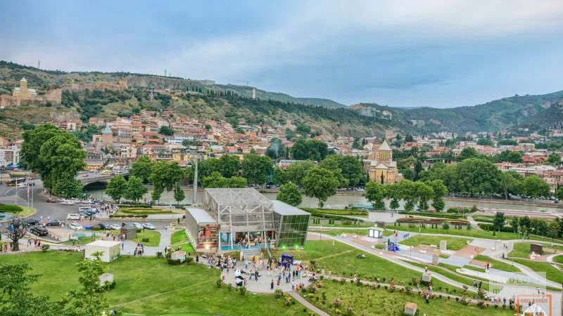 Вид с заброшенного дома в парке Рике