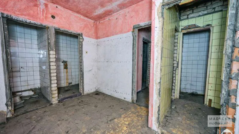 Заброшенный разрушенный дом в Тбилиси