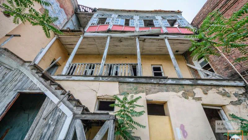 Четырехэтажный заброшенный дом около парка Рике