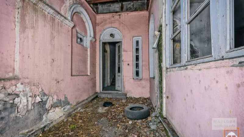 Abandoned ruined house above Rike Park