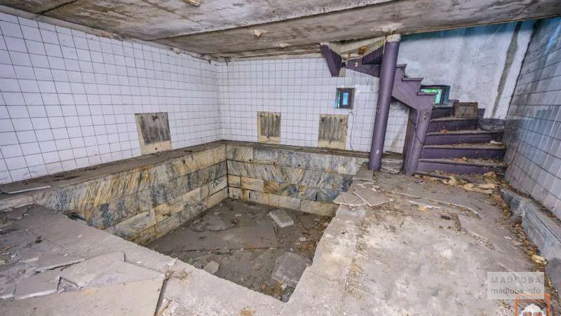 მიტოვებული დანგრეული სახლი რიყის პარკის ზემოთ