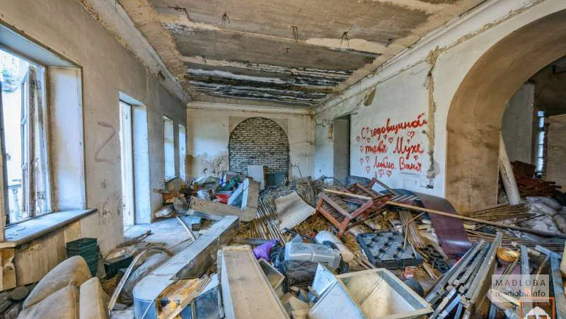 Мусор в заброшке