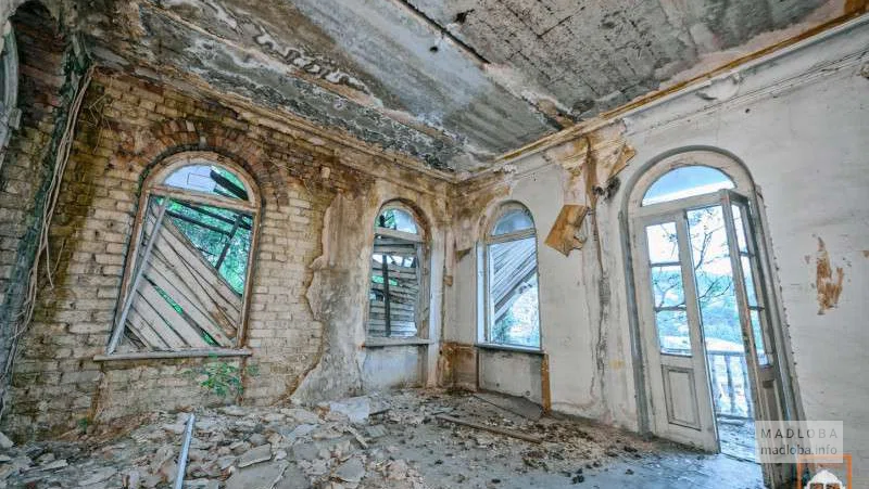 Заброшенный разрушенный дом над парком Рике