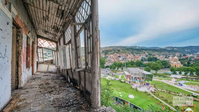 Аварийная тишина с видом на Мтацминда — заброшенный дом над Рике