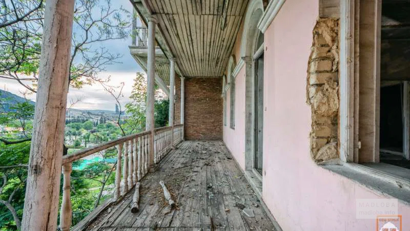 Балконы верхних этажей выходят прямо на парк Рике и гору Мтацминда.