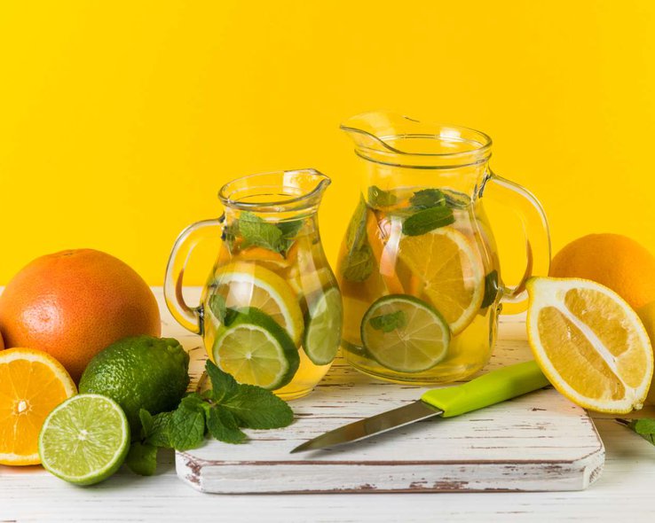 Домашние лимонадные кувшины с желтым фоном.jpg