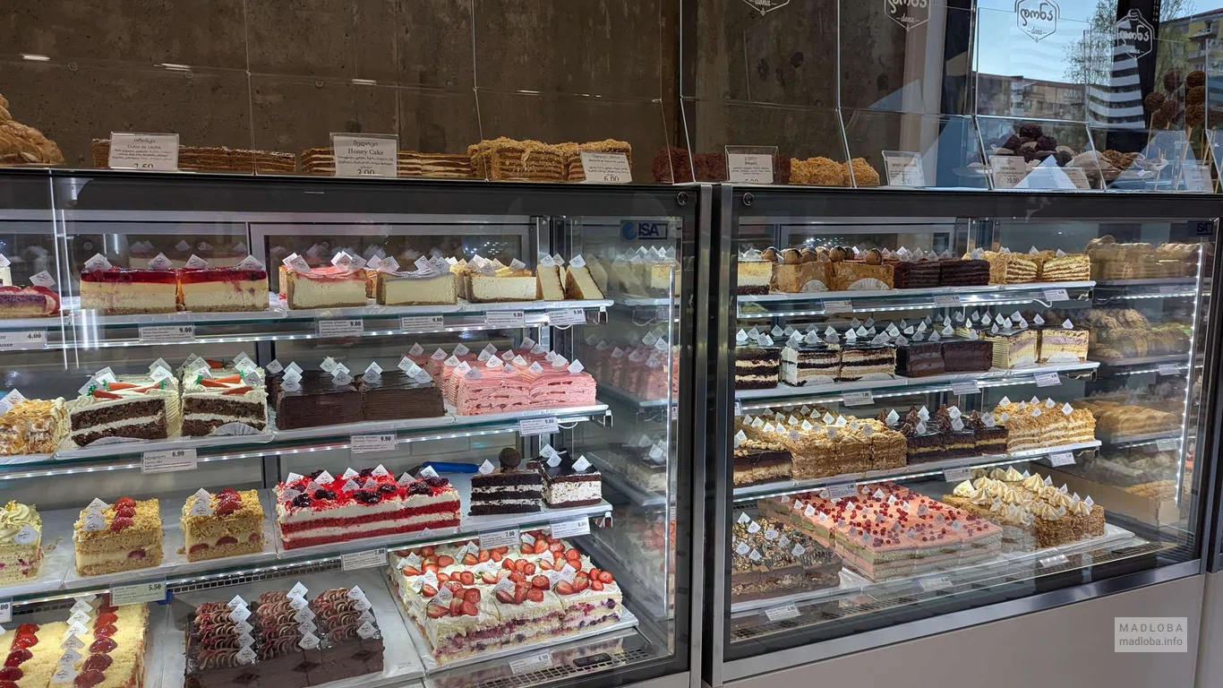 Сладости в  Dona Bakeshop
