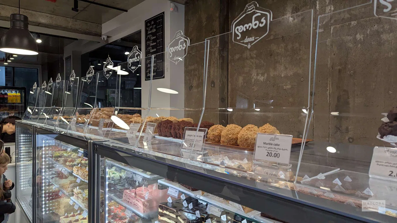 Пирожные в Кафе-кондитерской "Дона" на улице Давида Мамуладзе, 19