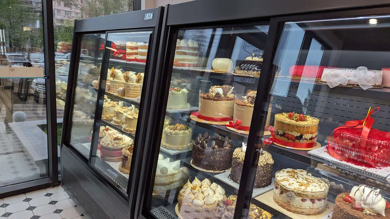 Торты в кондитерской  Dona Bakeshop