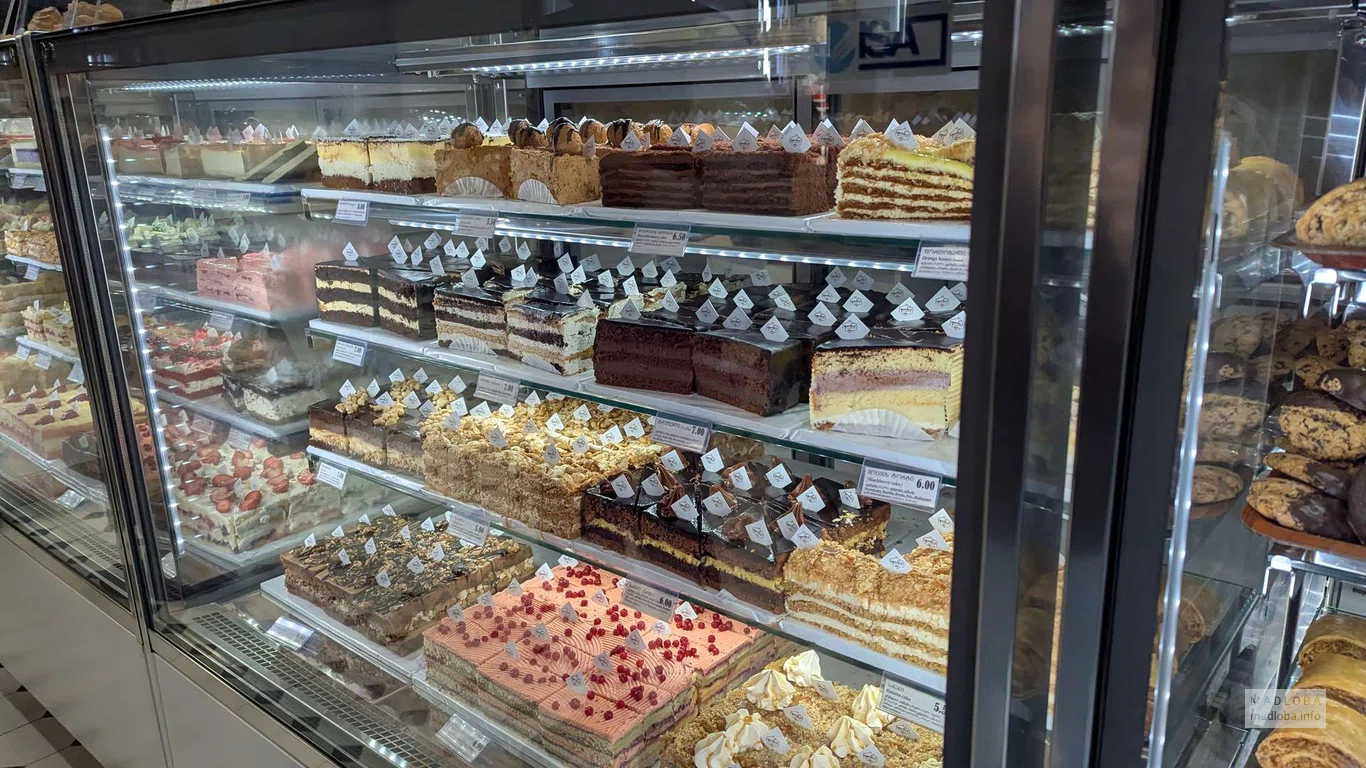 Пирожные в Кафе-кондитерской "Дона" на улице Давида Мамуладзе, 19