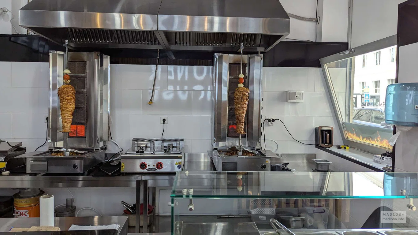 Процесс приготовления шаурмы в Doner House в Батуми