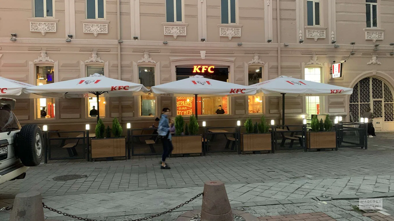 Столики на улице в KFC