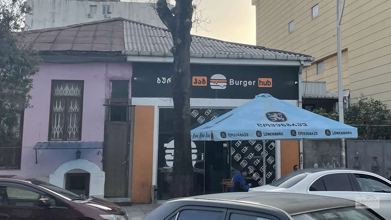 Вид на вход в кафе Burger Hub