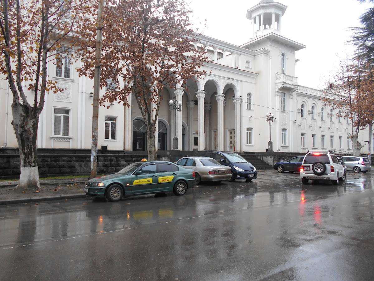 Драматический театр имени Гиги Лорткипанидзе в Рустави_001.jpg