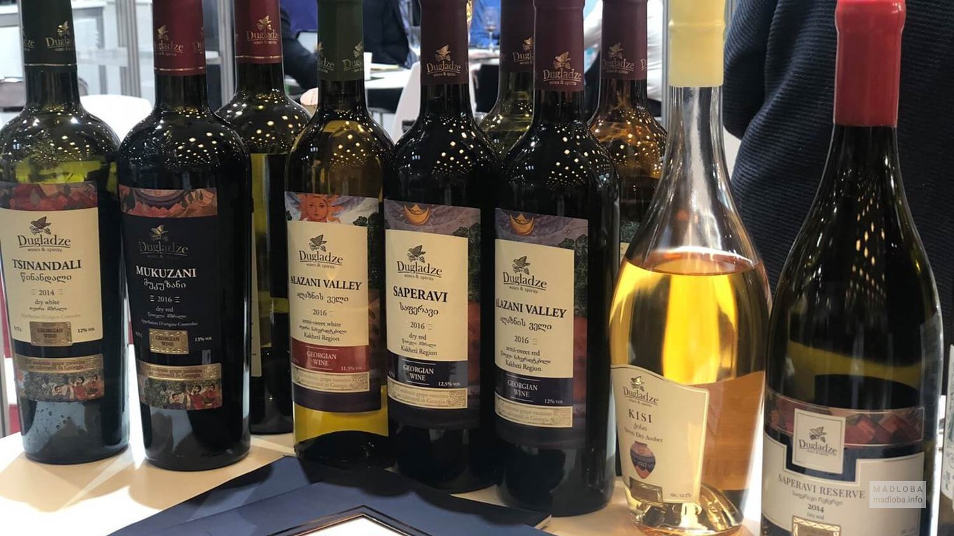 Ряд бутылок вина от винной компании Дугладзе