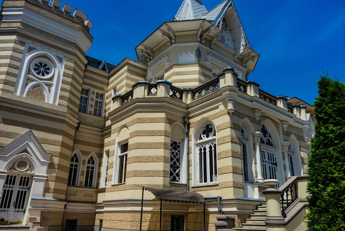 Dvorets-iskusstv-v-Tbilisi