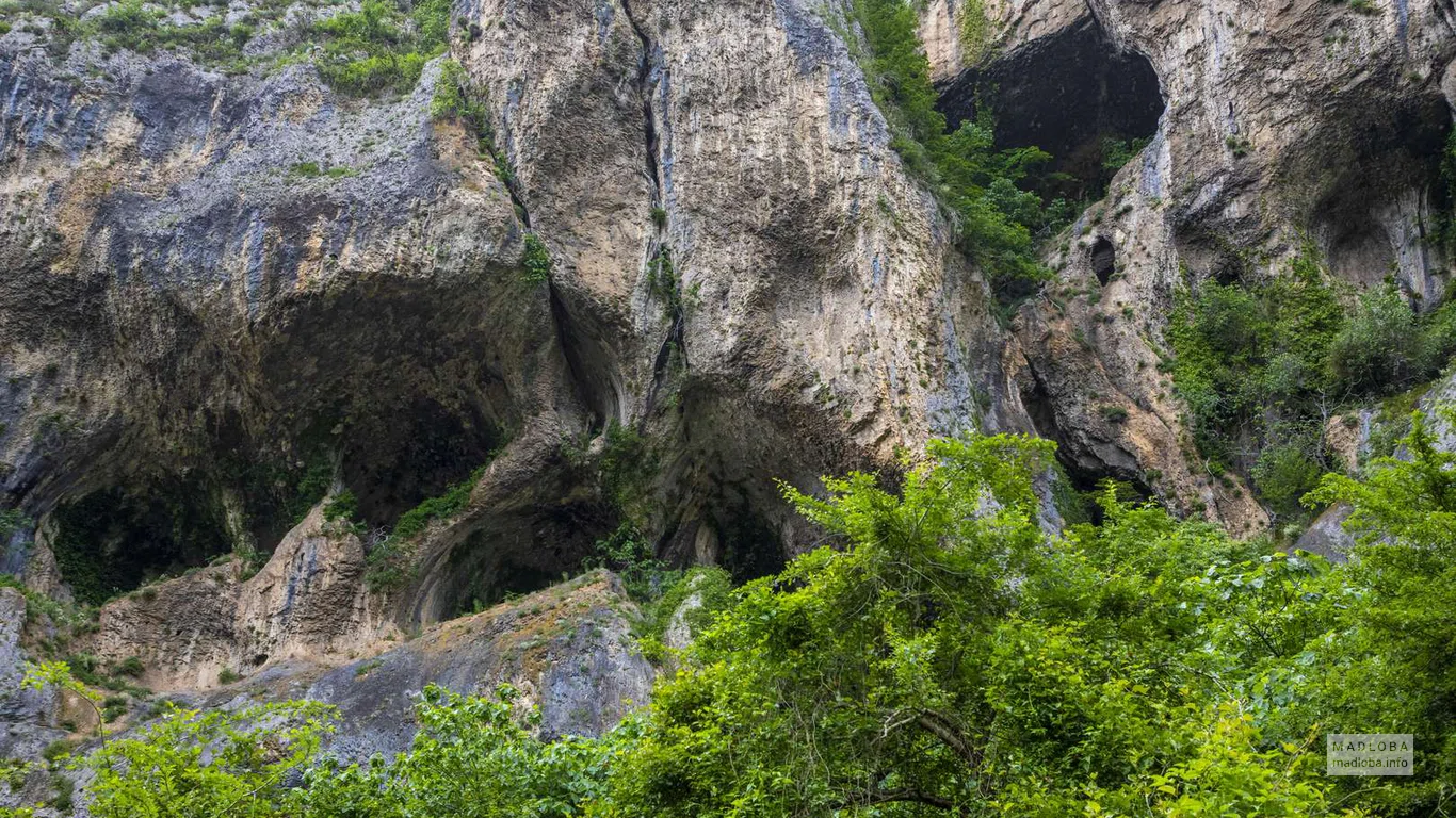 Причудливой формы пещеры в Дзеврис Сахизари