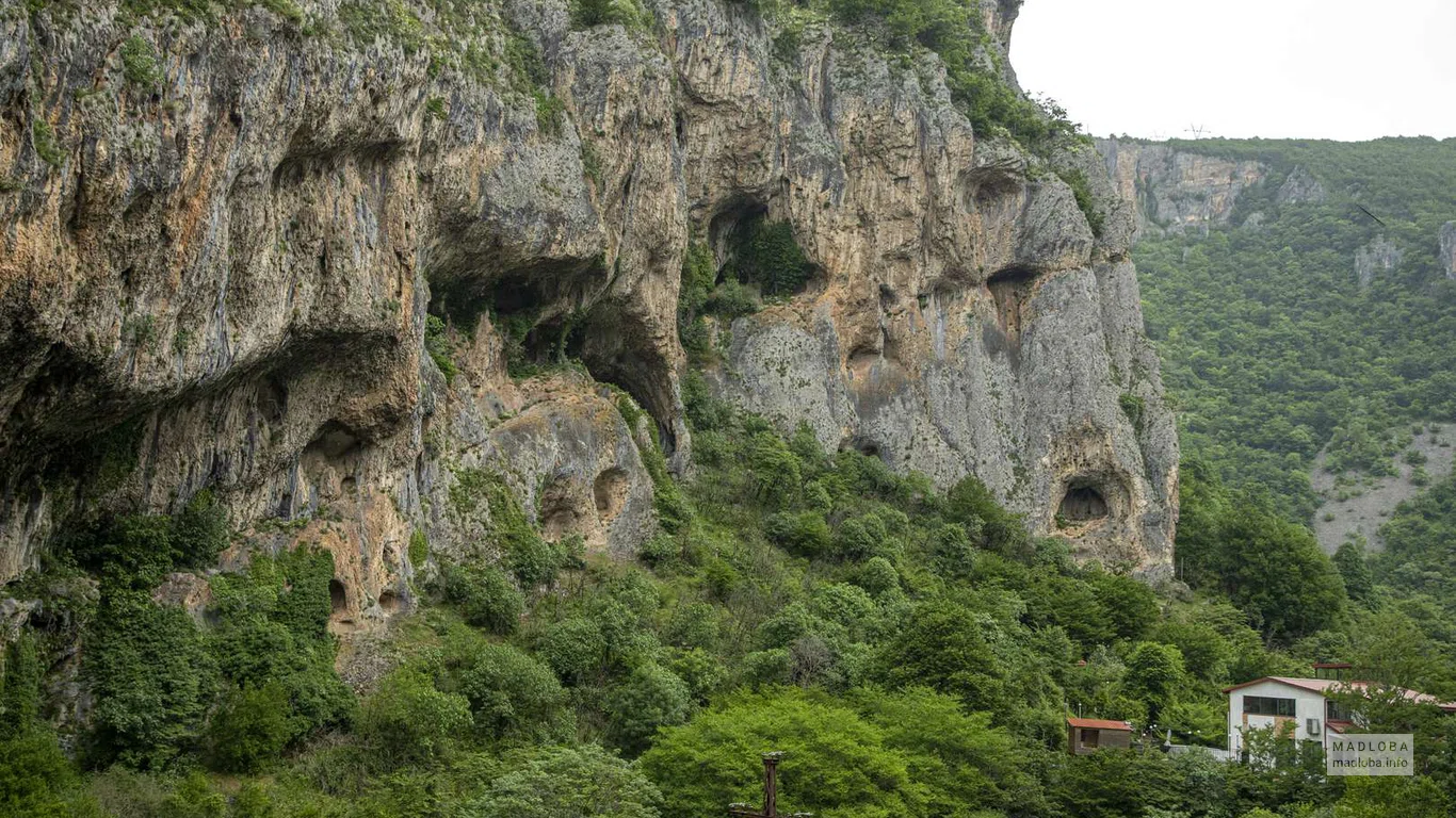 Пещеры Дзеврис Сахизари высеченные природой в горе