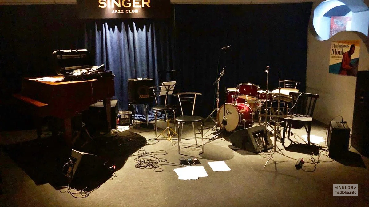 Барабанная установка в Джаз-клубе Сингер