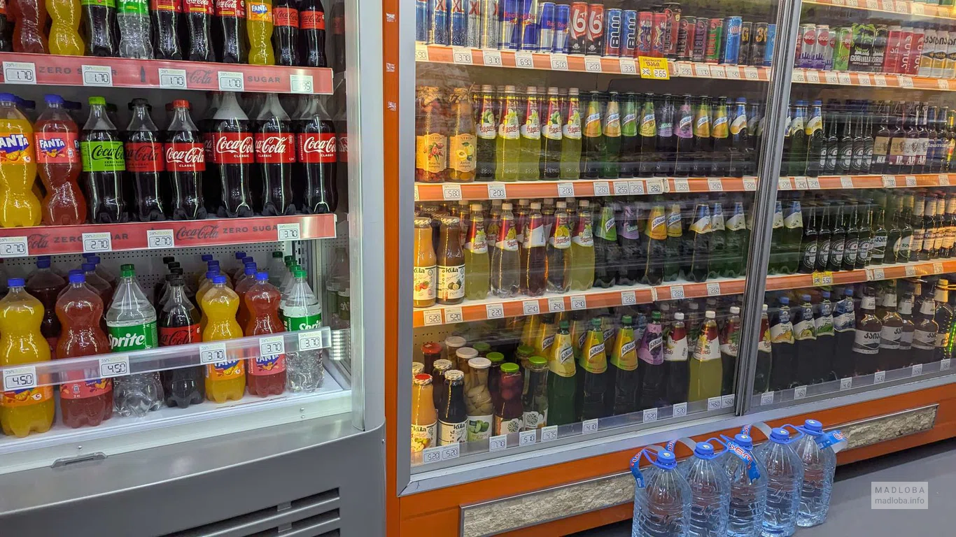 Охлажденные напитки в магазине ECO MARKET в Батуми