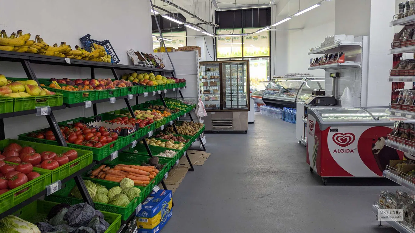 Овощи и фрукты в магазине эко маркет