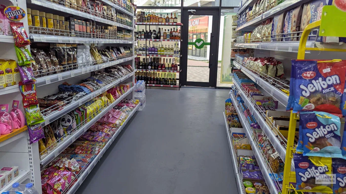 Полки с продуктами в  ECO MARKET в Батуми