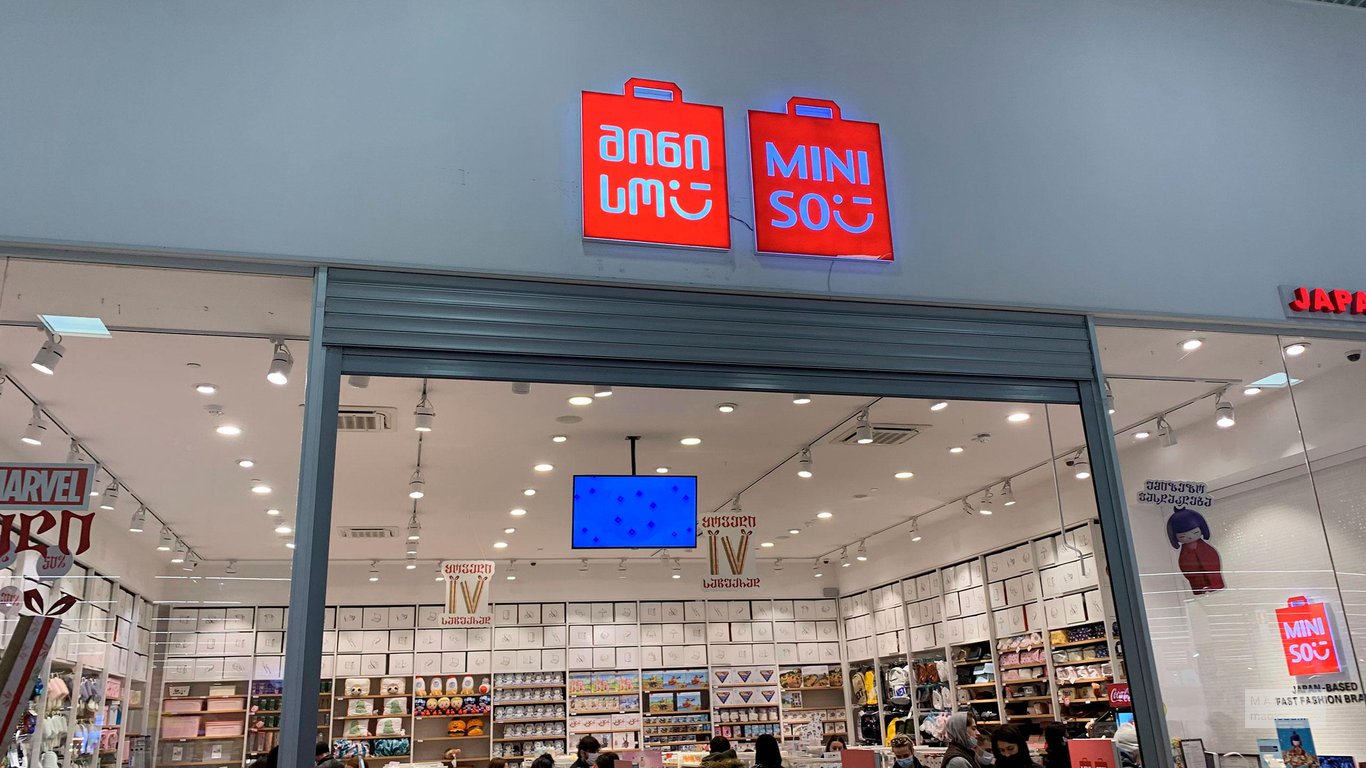 Вход в магазин Минисо в Грузии