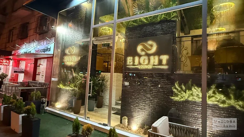 Вход в кальянную Eight Lounge
