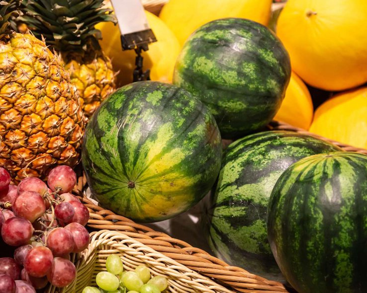 Экзотические фрукты на витрине супермаркета.jpg