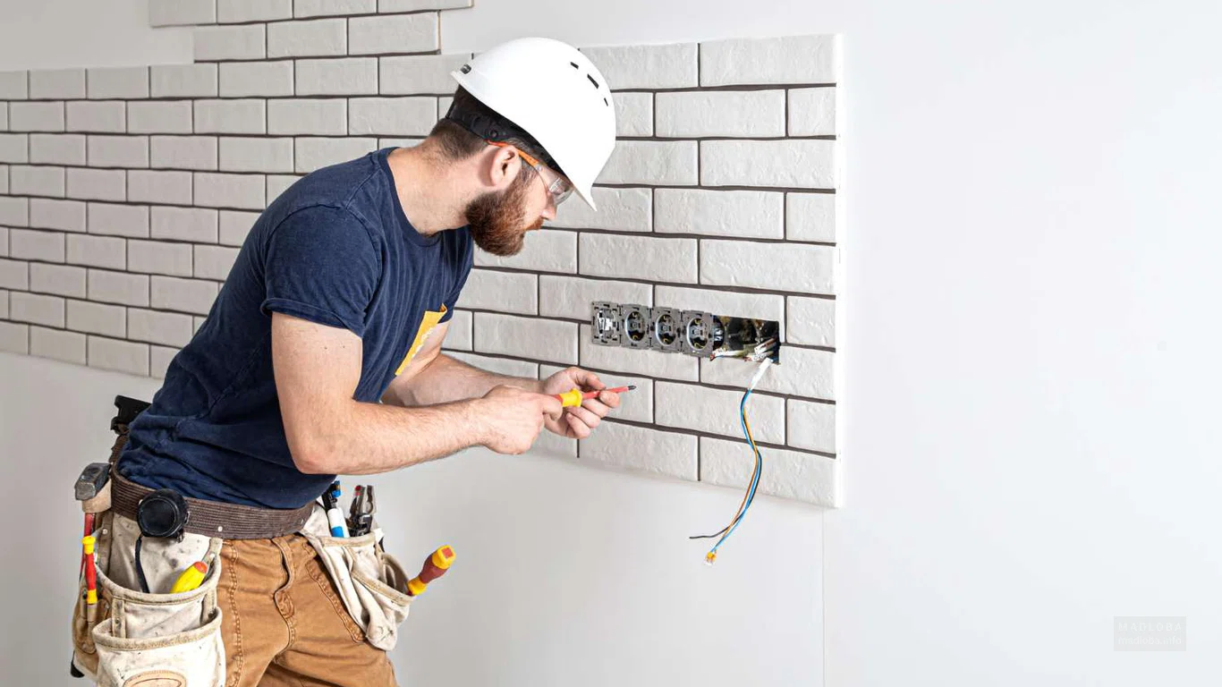 Электромонтажник Иракли Монцубли