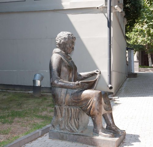 Elene-Akhvlediani-Statue