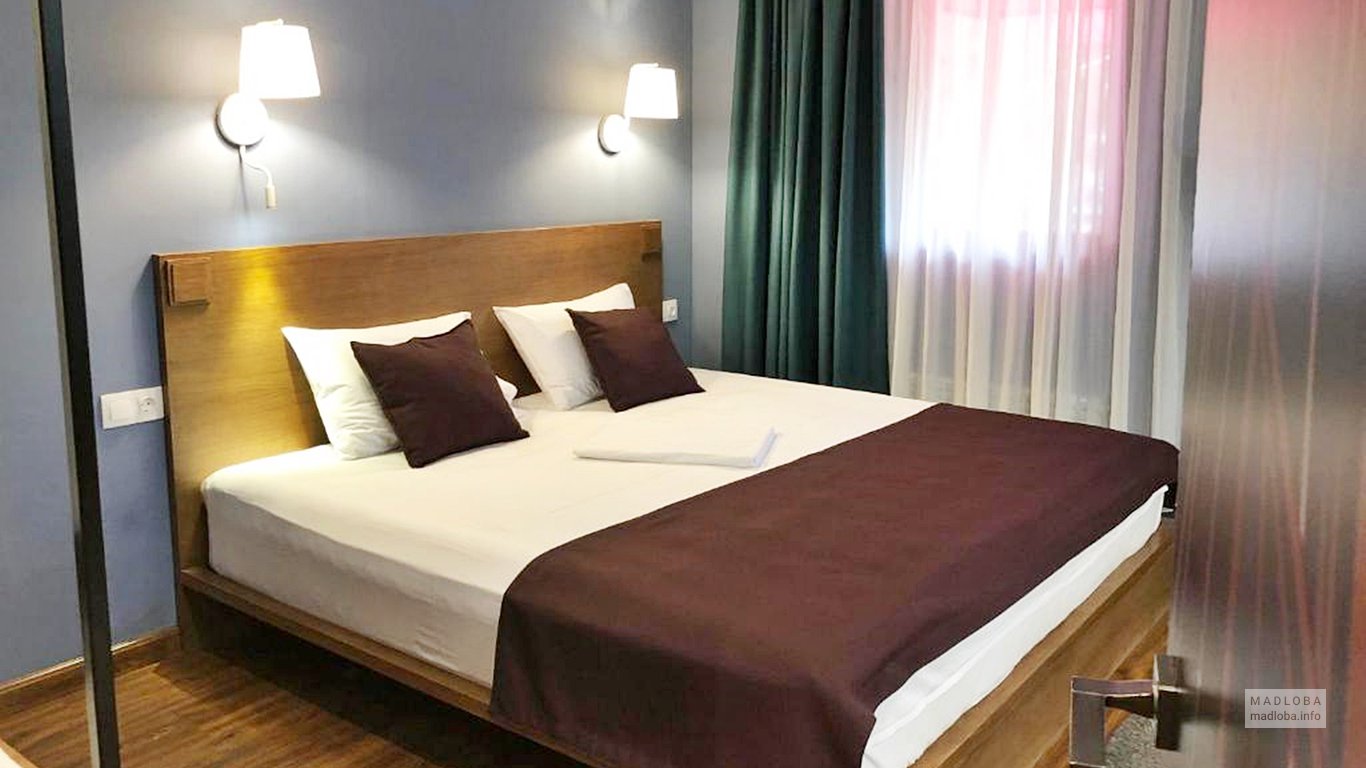 Кровать в грузинском отеле Тбилиси