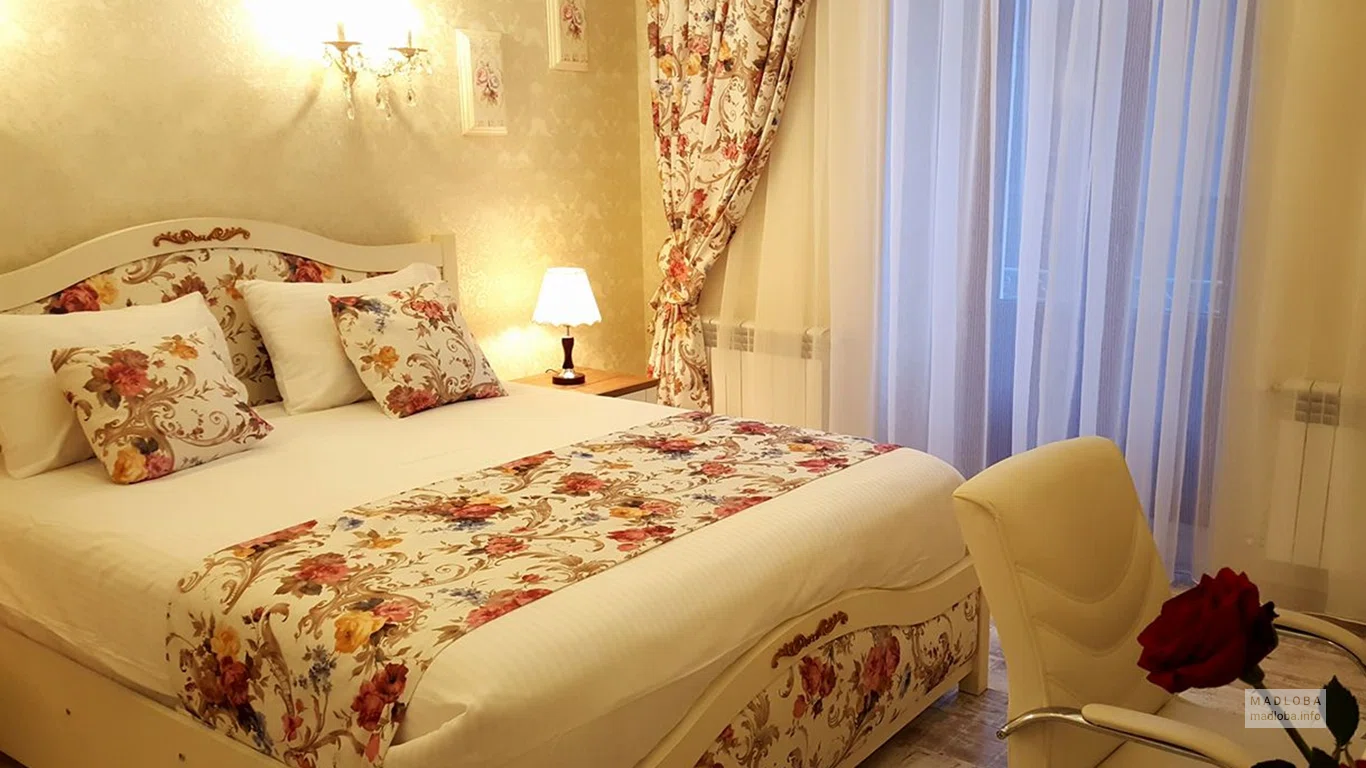 Кровать в номере отеля «English Home Hotel Tbilisi»