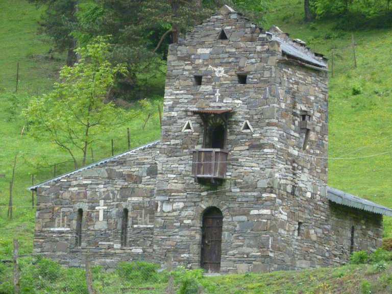 🌄 აღმოაჩინეთ ხევსურეთის საიდუმლოებები: სოფელ კორშას ეთნომუზეუმი | შეხვედრა ცოცხალ ისტორიასთან უძველეს კოშკში!