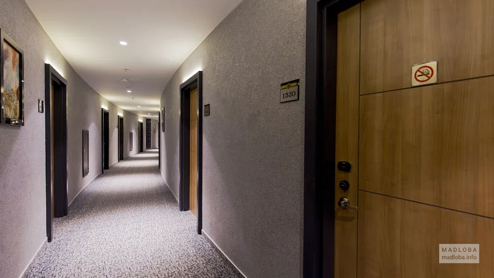 Интерьер коридора в отеле
