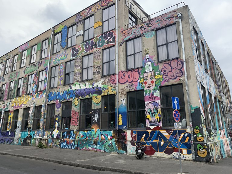 ⚡ Атмосферно, но с нюансами: обзор хостела Fabrika в Тбилиси