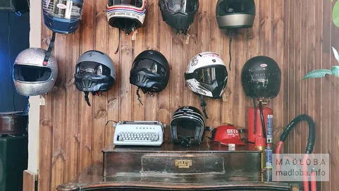 Мотоциклетные шлемы в декоре бара Фабрика