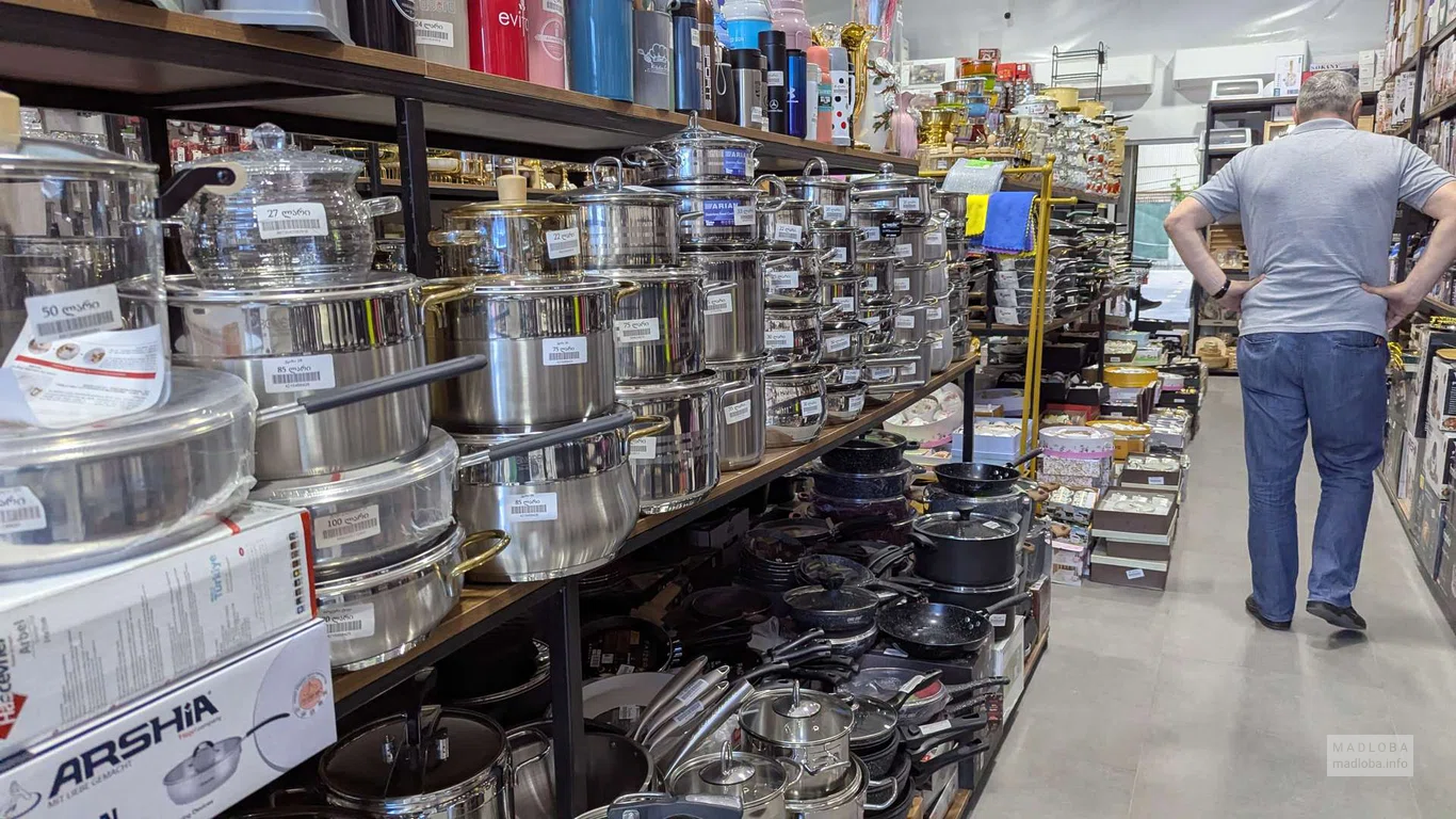 Кастрюли и сковородки в магазине Family в Батуми