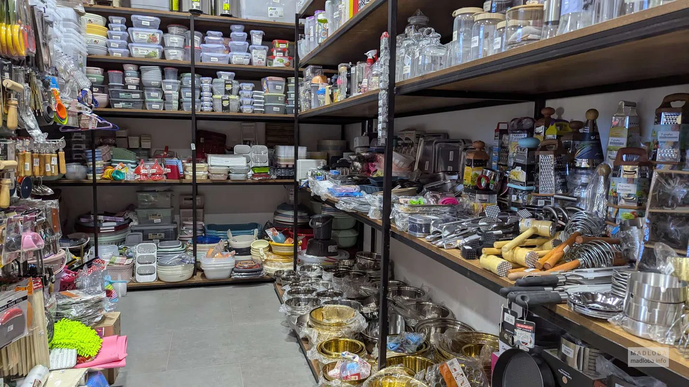 Кухонная утварь в магазине Family в Батуми