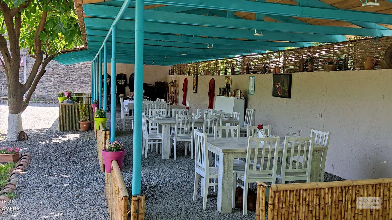 Ресторан "Family Cellar Lunisi" - столики для гостей